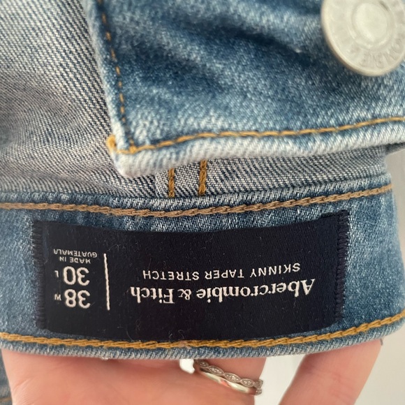 Lightly distressed Abercrombie jeans - Picture 2 of 4